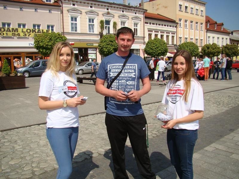 Na Rynku w Oświęcimiu uczniowie powiatowej "trójki" propagowali ideę transplantacji