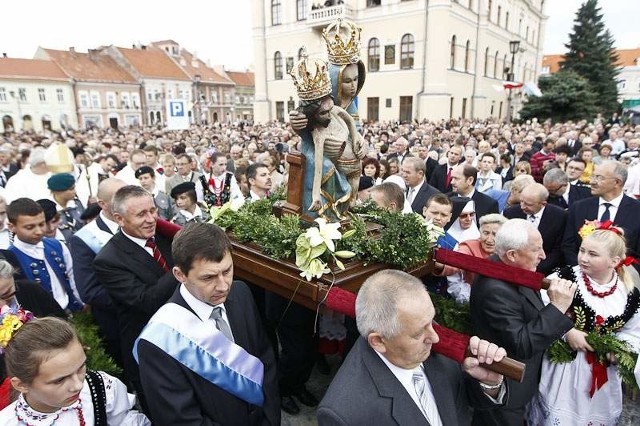 Rekoronacja cudownej piety Matki Bożej Bolesnej ściągnęła do Jarosławia tłumy wiernych.