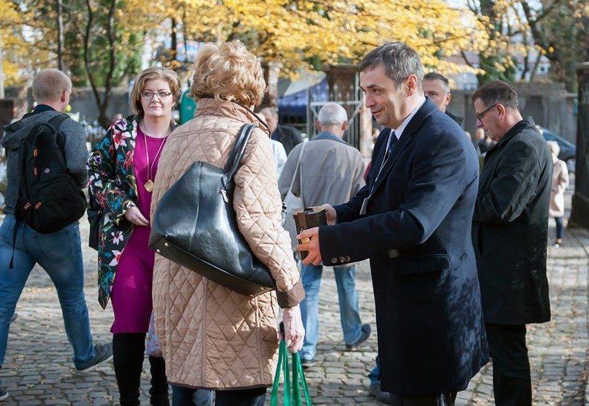 Damian Bartyla kwestujący na cmentarzu