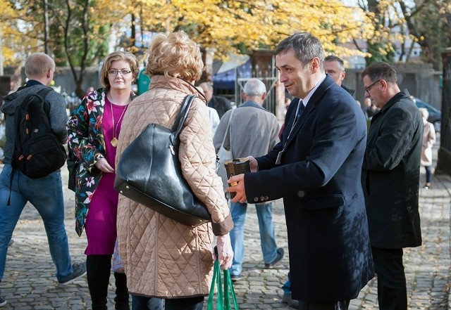 Damian Bartyla kwestujący na cmentarzu