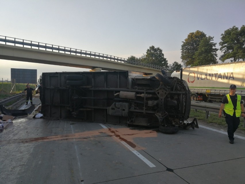 Bus przewrócił się na A4. Autostrada zablokowana