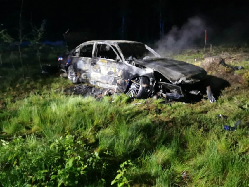 Wypadek w gminie Krasocin. BMW uderzyło w drzewo i spłonęło. Dwie osoby w szpitalu