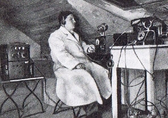 Rudolf Formis przy swoim zestawie radiowym