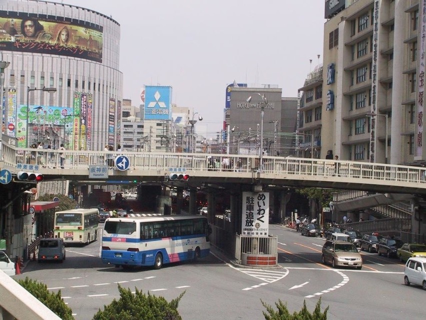 Podróże marzeń - autostrada w środku wieżowca w Osace