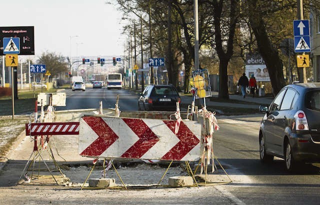Mróz nie był przyczyną awarii wodociągowej na ul. Wojska Polskiego, ale z jego powodu nie  można położyć tu asfaltu