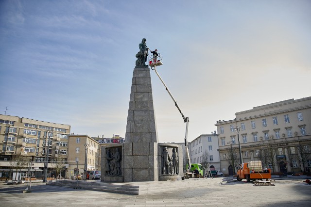 Ostatnim akcentem przebudowy placu Wolności było solidne wymycie pomnika naczelnika Kościuszki...