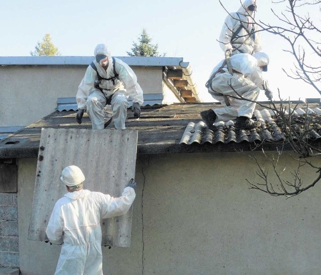 Demontaż pokryć dachowych z azbestu w gminie Zielonki