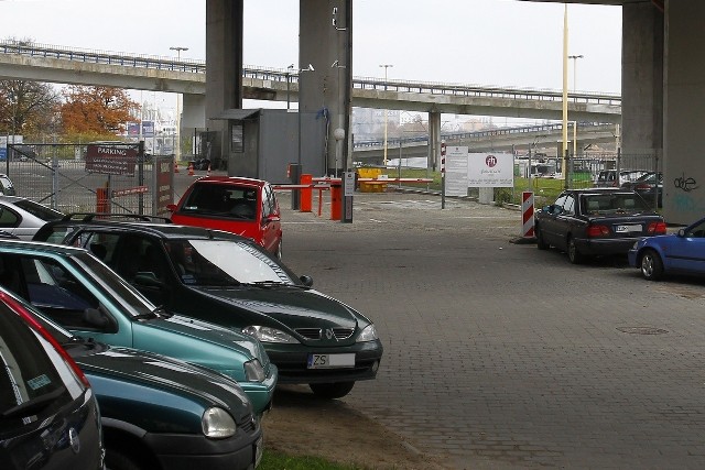 Kierowcy codziennie muszą się sporo natrudzić by znaleźć wolne miejsce parkingowe pod Trasą Zamkową.