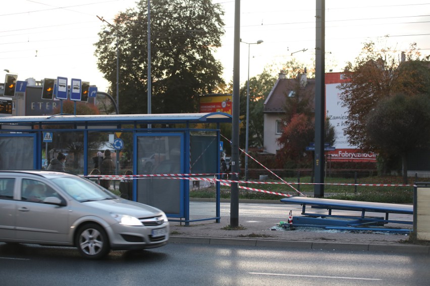 Samochód wjechał w przystanek w centrum Krakowa. Jedna osoba ranna