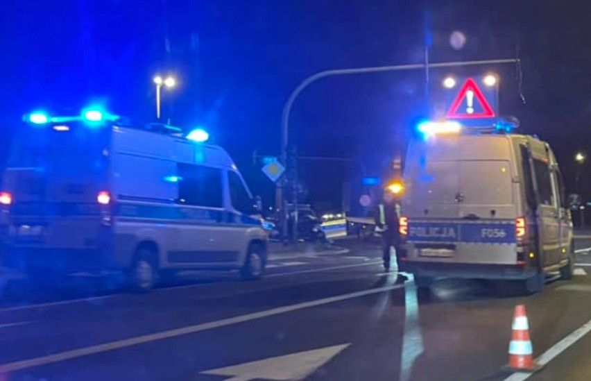 Radiowóz policji roztrzaskany na słupie na ul. Rokicińskiej w Łodzi. To była wina funkcjonariusza...