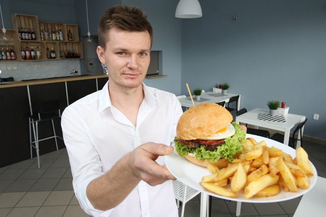 Karol Dziopa, właściciel jędrzejowskiego bistro "Krówka i Połówka" zaprasza na pyszne burgery