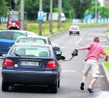 W Sosnowcu złodzieje wybijają szyby w autach i kradną torebki