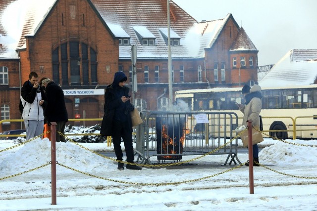 W 2021 roku koksowniki miasto wystawiło na przystanki 10 lutego. Nocami temperatura spadała wówczas nawet do minus 18, minus 20 stopni Celsjusza, a za dania było tylko trochę cieplej. Obecnie torunianom taka fala mrozów nie grozi.