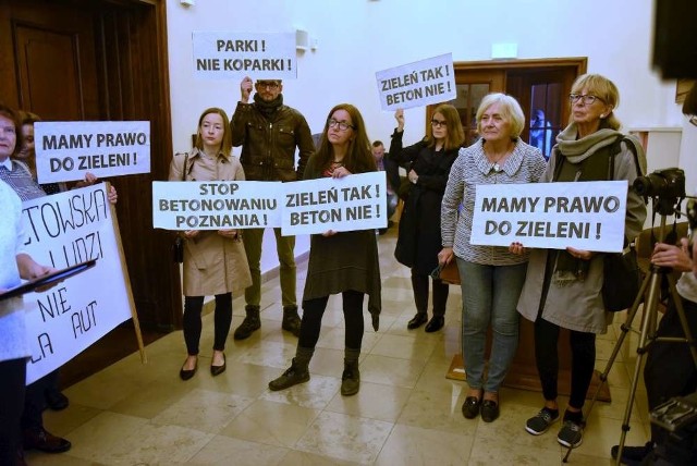 Członkowie Koalicji ZaZieleń Poznań przyszli na wtorkową sesję Rady Miasta, by bronić tereny zielone przed zabudową