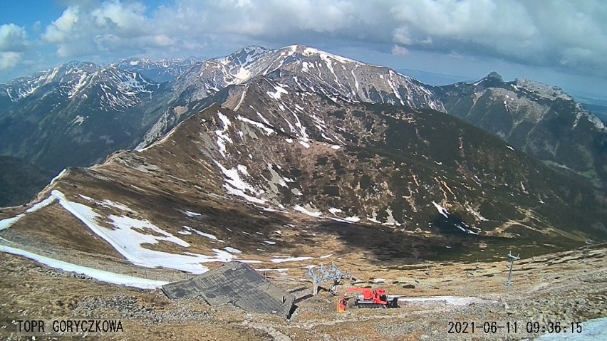 Tatry. Komunikat lawinowy TOPR. W wysokich partiach gór zalegają jednak niebezpieczne płaty śniegu