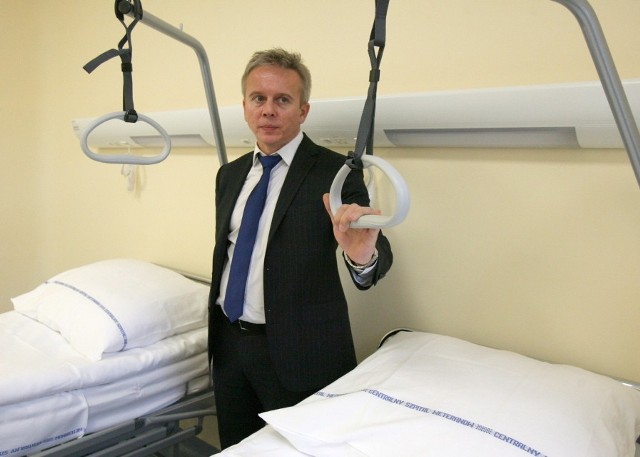 Doktor Robert Błaszczak pokazuje oddział geriatrii