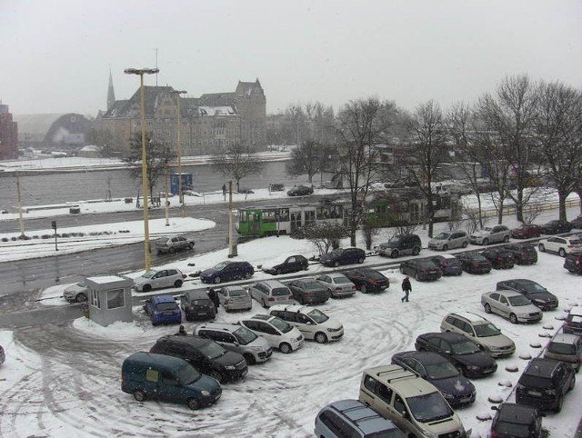 Zima w Szczecinie dziś nie daje się we znaki kierowcom. Na drogach spokojnie.