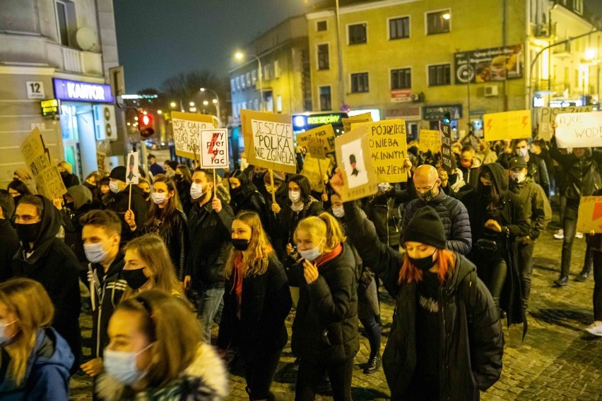 Strajk kobiet w Białymstoku. Uczestnicy Czarnego Spaceru obrzuceni racami i petardami hukowymi. Policja szuka sprawców 