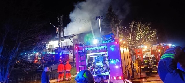 Osiem zastępów straży pożarnej walczyło z pożarem, jaki wybuchł w piątkowy wieczór w miejscowości Małogoszcz w powiecie jędrzejowskim.