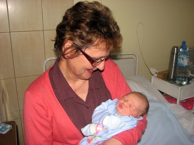 Pani Krystyna z nowo narodzonym wnuczkiem