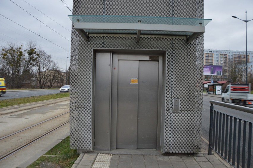 Wandale zdewastowali windy przy ul. Maszynowej. Cierpią seniorzy, którzy muszą przechodzić przez bardzo ruchliwą jezdnię na Rokicińskiej.