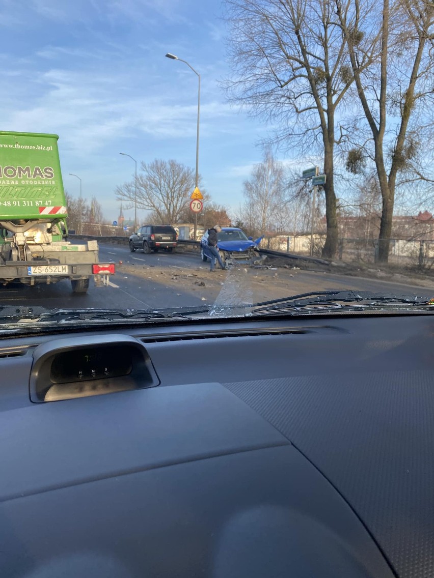 Wypadek na wjeździe do Szczecina przed Trasę Zamkową. Utrudnienia dla kierowców