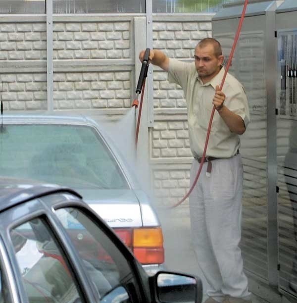 Najlepiej auto umuje pracownik myjni.