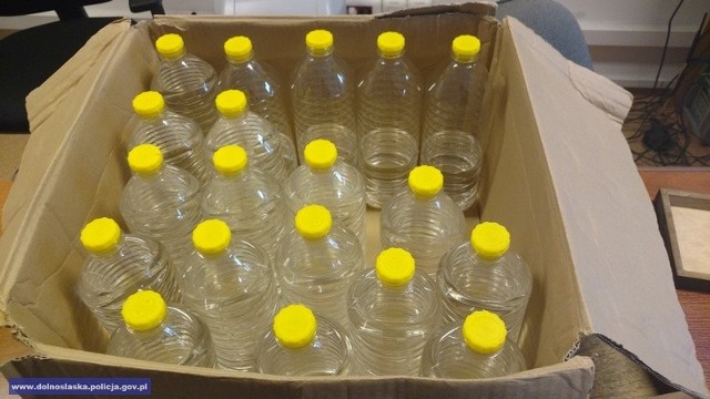 W melinie przy Więckowskiego policja zabezpieczyła około 50 butelek z nielegalnym alkoholem