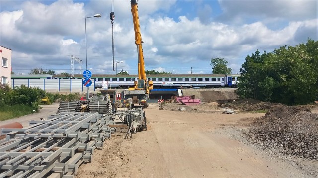 Przebudowa przeprawy nad ul. Krapkowicką wykonywana jest w ramach modernizacji linii kolejowej pomiędzy stacjami Opole Groszowice i Opole Zachodnie.