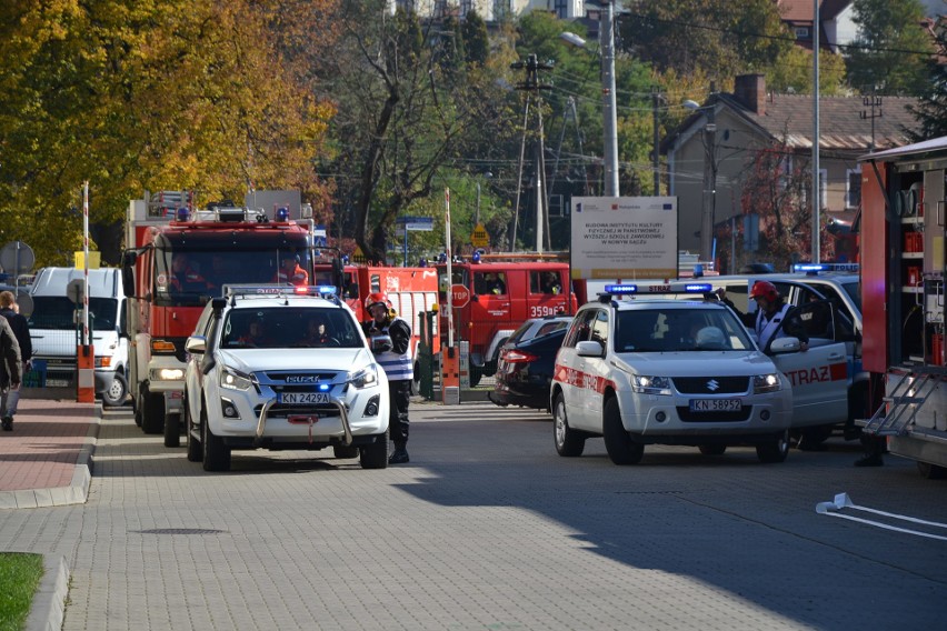 Widowiskowe manewry służb ratowniczych w Państwowej Wyższej Szkole Zawodowej