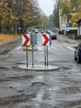 Po 17 latach przebudowali rondo tymczasowe, ale dziur w jezdni nie... zauważyli