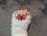 Paznokcie na Boże Narodzenie 2021 STYLIZACJE. Paznokcie na święta - nie tylko czerwone. Świąteczne motywy manicure - trendy 2021