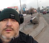 Po wypadku na ul. Wojska Polskiego w Łodzi latarnia uliczna przewróciła się na jezdnię. Pasażer sam ją przesunął, by autobus mógł jechać