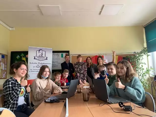 Młodzież z SP 41 w Bydgoszczy chętnie uczy się nowych rzeczy i jest otwarta na ciekawe projekty. Uczniowie wzięli udział m.in. w międzynarodowej wymianie szkół Erasmus+ KA229: „Beyond Borders” (na zdjęciu uczestnicy projektu wraz z nauczycielami)