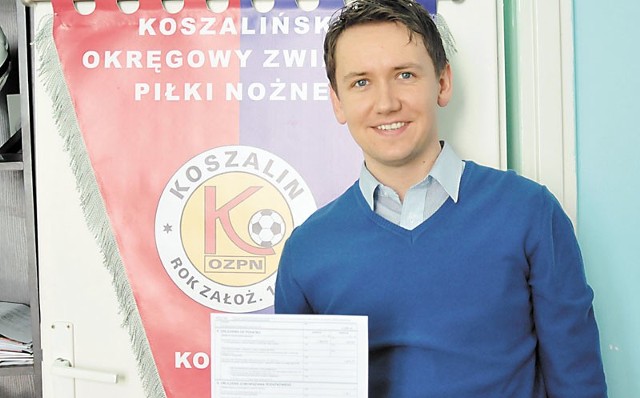 Łukasz Bednarek, dyrektor biura Koszalińskiego Okręgowego Związku Piłki Nożnej wypełniając swoje zeznanie oczywiście przekazuje jeden procent dla KOZPN. 