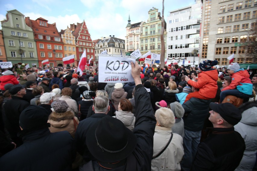 Tak było na pierwszej wrocławskiej demonstracji KOD w...
