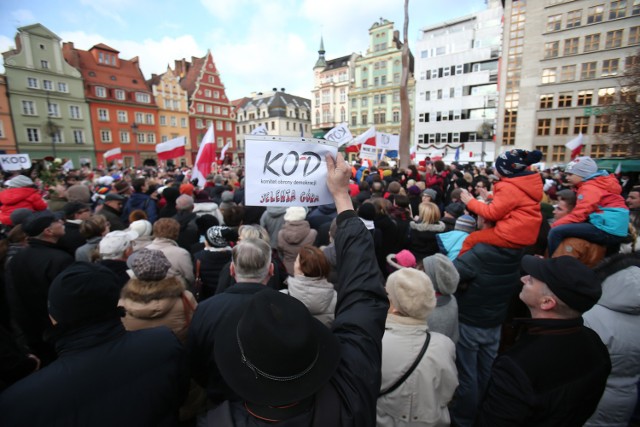 Tak było na pierwszej wrocławskiej demonstracji KOD w sobotę, 12 grudnia.