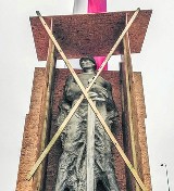 Historia utrudniła remont słupskiego pomnika 