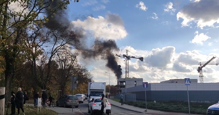 Kraków. Pożar dachu na budowie bloku na Czerwonych Makach, tuż obok galerii handlowej Atut. Interweniowały dwa zastępy straży pożarnej