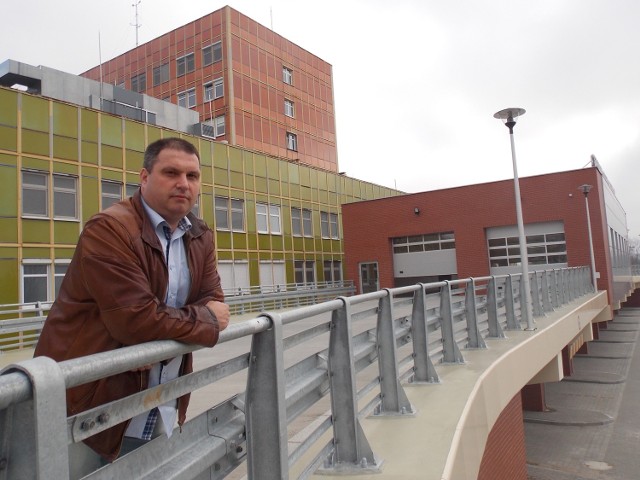 Piotr Dębicki przed gorzowskim szpitalem