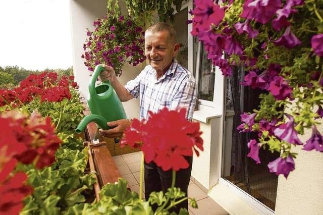 Pan Mieczysław codziennie dogląda kwiatów i krzewów na balkonie. Dbanie o to, aby wyglądały jak najpiękniej, sprawia mu przyjemność