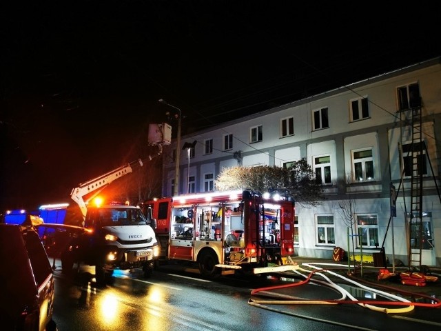 Tragiczny w skutkach pożar gaszono w kamienicy przy ul. Łaskiej w Zduńskiej Woli