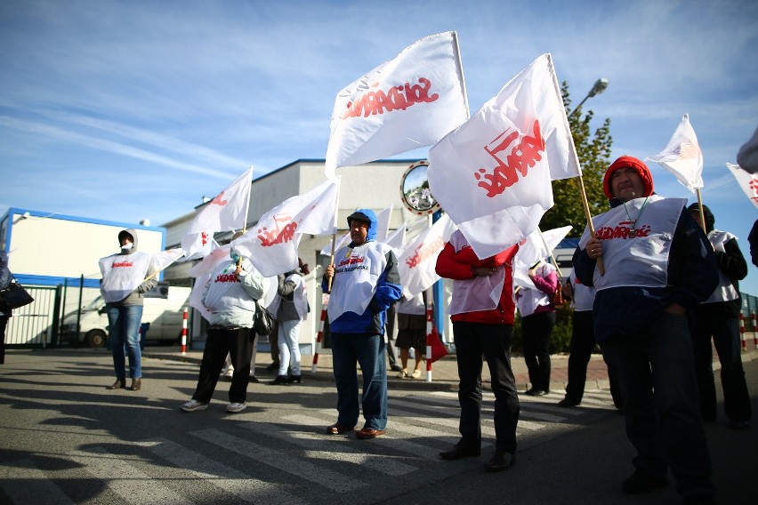 Protest związkowców przed fabryką Faurecii w Grójcu.