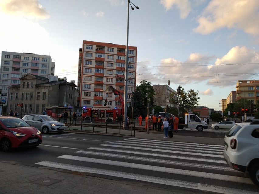 Kolizja dwóch aut na ul. Grunwaldzkiej w Gdańsku przy przystanku Klonowa 2.07. Samochód wjechał na torowisko i uderzył w słup