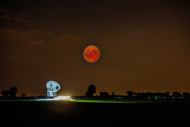 Księżyc, pamiątka po wielkiej katastrofie sprzed czterech miliardów lat, nad radioteleskopem obserwatorium astronomicznego Uniwersytetu Mikołaja Kopernika