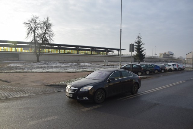 Tory tramwajowe mają zostać zbudowane aż w okolice estakady, na której są dwa perony kolejowe.