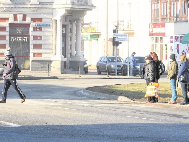 Nie wszyscy karnie czekają na przejściu dla pieszych na zielone światło. Ci bardziej niecierpliwi przechodzą lub przebiegają tuż przed maskami nadjeżdżających samochodów.