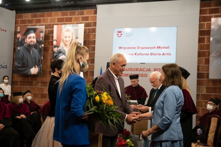 Uczelnie wyższe w Łodzi. Inauguracja roku akademickiego w Akademii Humanistyczno - Ekonomicznej ZDJĘCIA 