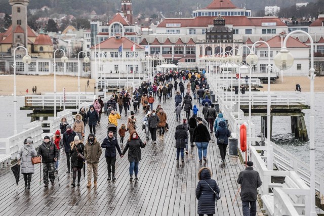 Deszczowa niedziela nie odstraszyła spacerowiczów. Na ulicach kurortu, sopockiej plaży i molo można dziś było spotkać tłumy. Zobaczcie zdjęcia