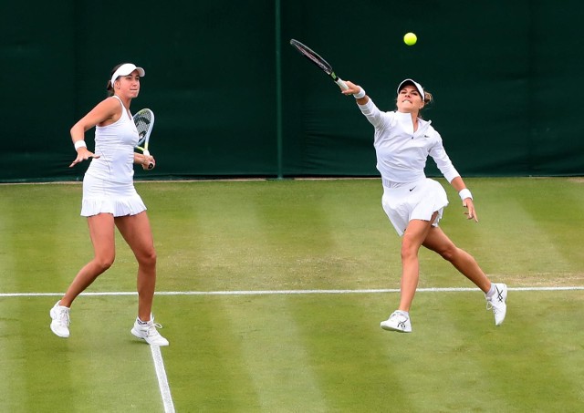 Katarzyna Piter (z prawej) i Oksana Kałasznikowa (z lewej) wystąpiły razem także podczas ubiegłorocznego Wimbledonu.